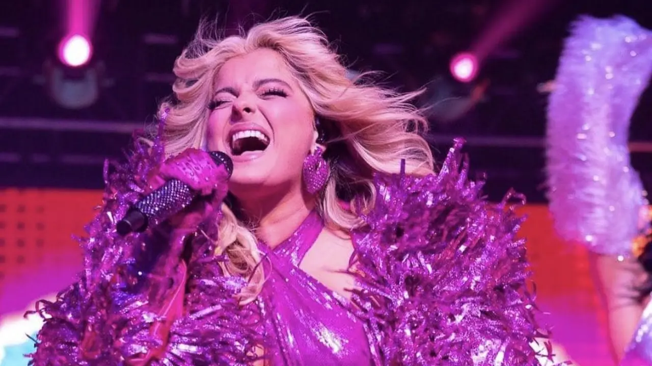 Pesona Bebe Rexha saat tampil di atas panggung.