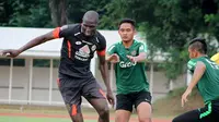 Karl Max Bathelemy (kiri) saat melakoni uji coba menghadapi Timnas Indonesia U-23 beberapa waktu lalu. (Bola.com/Arya Sikumbang)