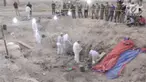 Tim forensik menggali kuburan massal ratusan tentara korban ISIS.
