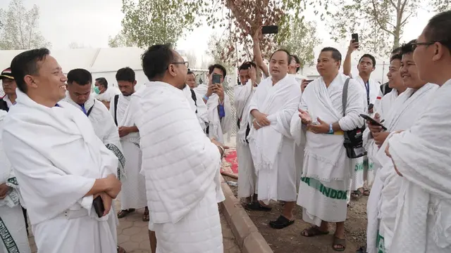Menteri Agama (Menag), Yaqut Cholil Qoumas, menyapa jemaah yang tengah berada di Arafah, Jumat (8/7/2022) (Liputan6.com/Mevi Linawati)