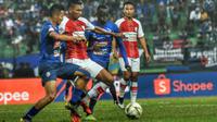 Bek Persipura Jayapura, Valentino Telaubun, berusaha menguasai bola dari upaya dua pemain Arema. Persipura harus menyerah 1-3 dari Arema dalam laga pekan ketujuh Shopee Liga 1 2019 di Stadion Gajayana, Malang, Kamis (4/7/2019). (Bola.com/Iwan Setiawan)