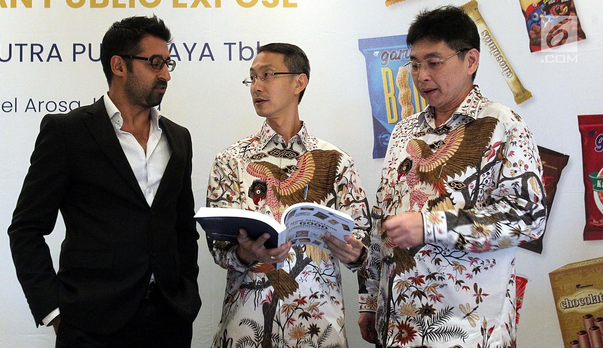 Atiff Ibrahim Gill dan Hartono Atmadja selaku komisaris dan  Paulus Tedjosutikno selaku Direktur Garudafood berbincang seusai mengadakan Rapat Umum Pemegang Saham Tahunan (RUPST) sekaligus Rapat Umum Pemegang Saham Luar Biasa (RUPSLB) di Jakarta, Selasa (30/4/2019). (Liputan6.com/Johan Tallo)