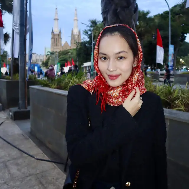 6 Potret Shanna Shannon Pertama Kali ke Masjid Istiqlal, Ikut Bukber dan Tampil Berhijab
