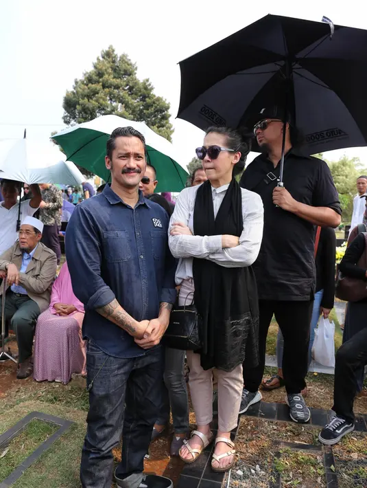 Pemakaman Istri Indro Warkop