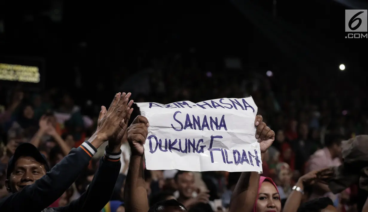 Pendukung Fildan membawa poster saat menonton jagoannya dalam grand final Dangdut Academy 4 atau D'Academy 4 di Studio 5 Indosiar, Jakarta, Jumat (19/5). (Liputan6.com/Faizal Fanani)