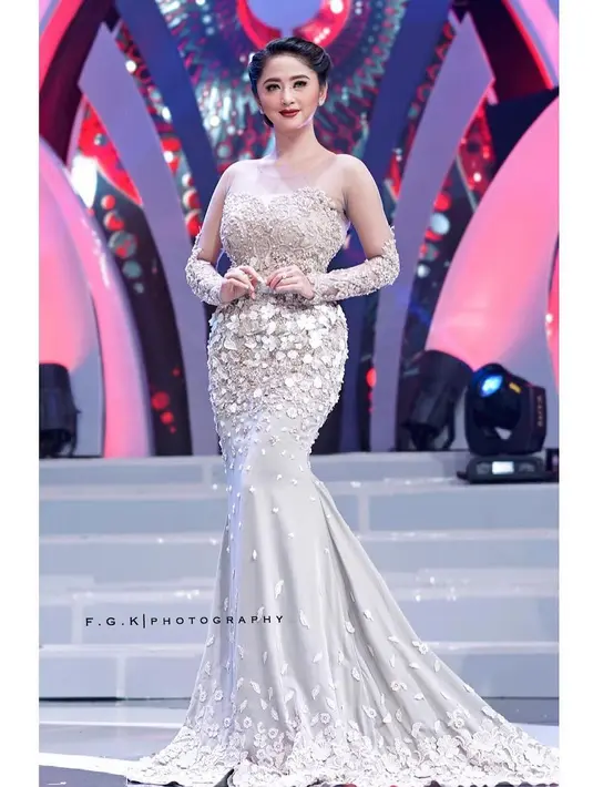 Merupakan hal yang wajar jika Dewi Perssik selalu tampil maksimal di setiap kesempatan, terutama saat di atas panggung. Mengingat profesinya sebagai figur publik yang memiliki banyak penggemar. (Instagram/dewiperssikreal)