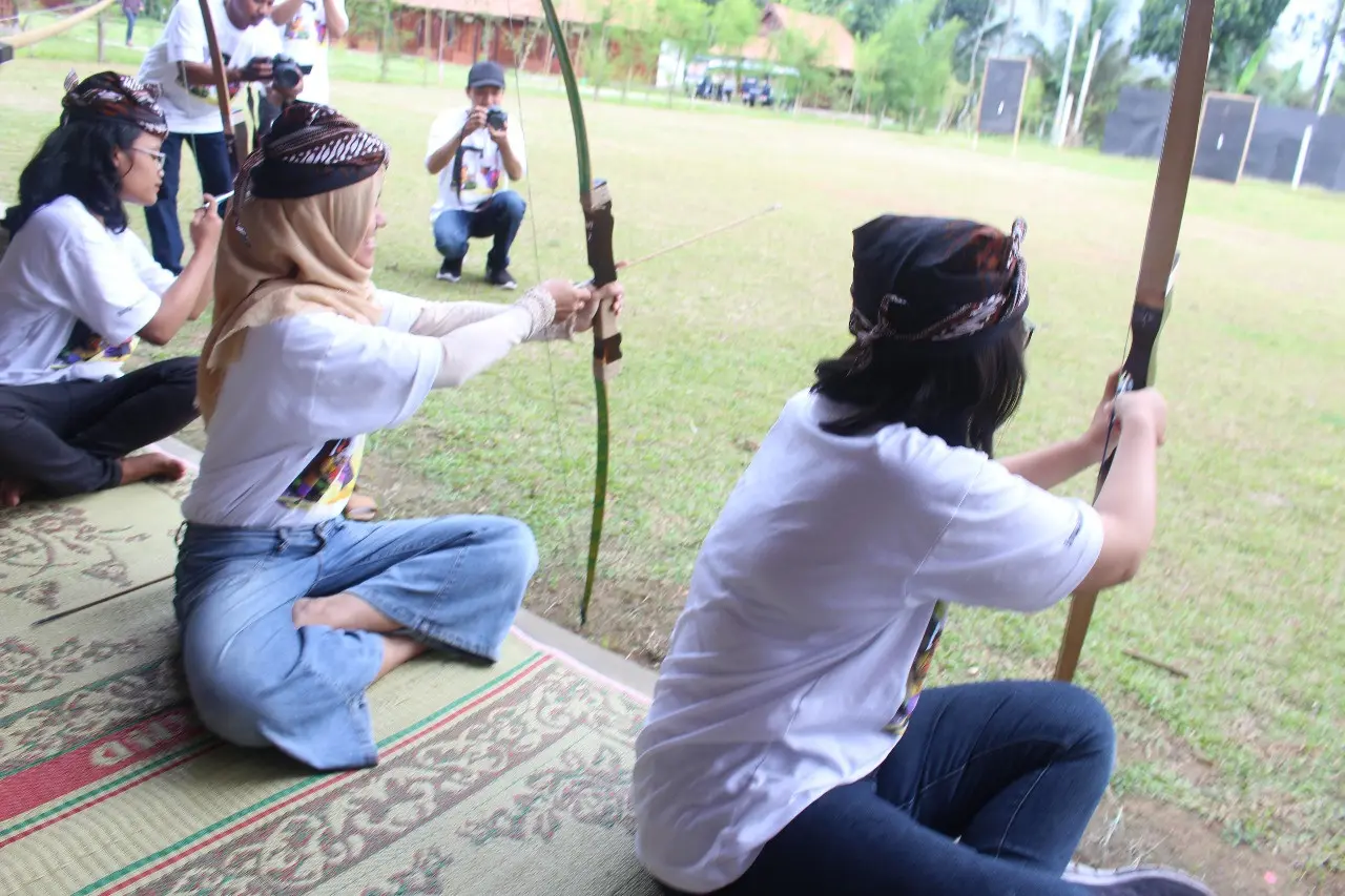Jemparingan, seni memanah tradisional dengan duduk bersila sehingga butuh tenaga lebih besar untuk menarik busur, menjadi andalan kegiatan Omah Guyub. (foto: Liputan6.com/Erlinda PW/edhie prayitno ige)
