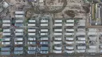 Foto udara menunjukkan lokasi pembangunan fasilitas isolasi sementara untuk menampung pasien Covid-19 yang sedang dibangun di Terminal Kapal Pesiar Kai Tak, Hong Kong (6/4/2022). Bangunan tersebut akan berisi 1.000 tempat tidur dan diharapkan bisa mengurangi beban di rumah sakit umum. (AFP/Yan Zhao)