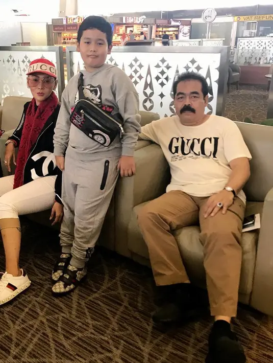 "Daaan lihatlah ketika aku gemuk sekali😭85kg. Hingga kumis klo jalan sm aku ngibritt aje 😬malu kalii jalan ama si jumbo🤣dan di camera body penuh dgn gambar saya," tulis Inul dalam keterangan foto yang diunggah kemarin. (Instagram/Inul.d)