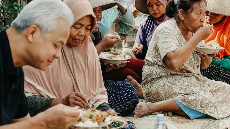 Ganjar Pranowo Makan Nasi Pecel Sambal Tumpang Bareng Ibu-Ibu di Sragen: Inilah Kebahagiaan - Lifestyle Liputan6.com