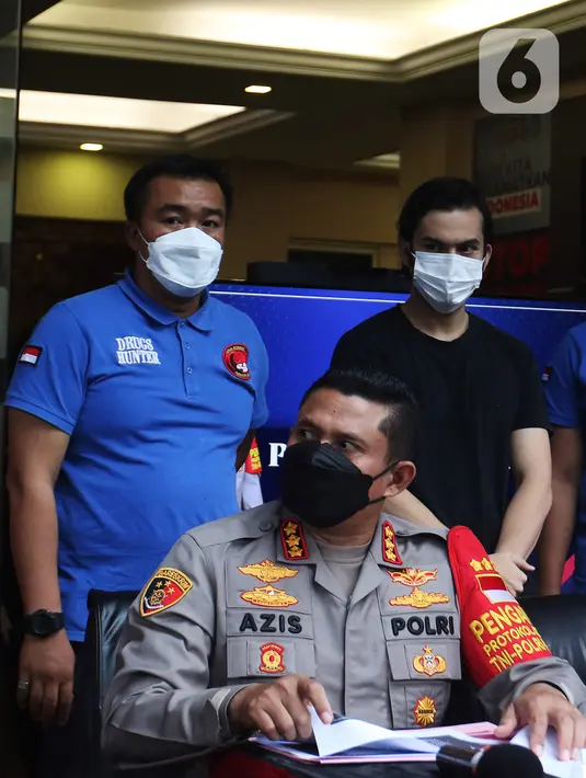 Aktor Rizky Nazar dihadirkan saat konferensi pers terkait penyalahgunaan narkotika di Polres Metro Jakarta Selatan, Rabu (15/12/2021). Rizky Nazar ditetapkan sebagai tersangka dengan barang narkotika jenis ganja dengan berat masing-masing 0,30 gram dan 0,61 gram. (Liputan6.com/Herman Zakharia)