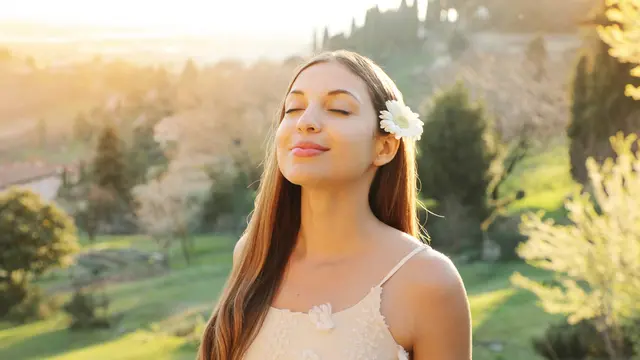 tersenyum menghirup udara bahagia