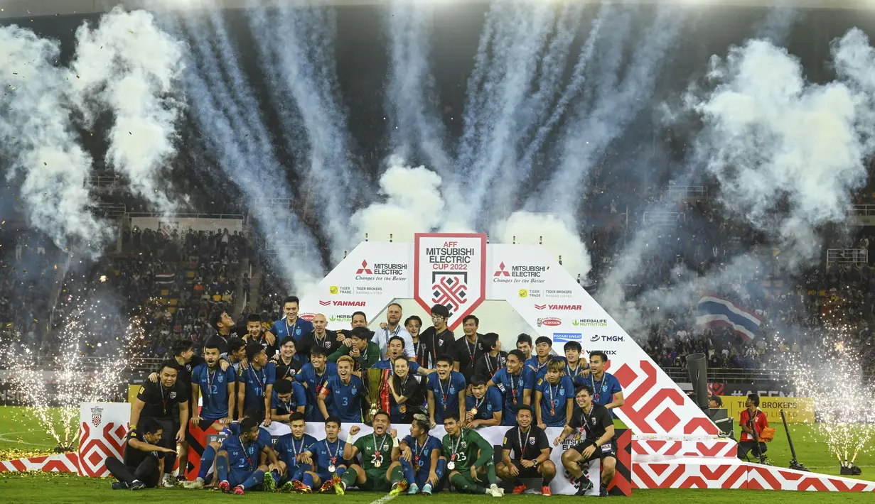 Timnas Thailand melakukan selebrasi kemenangan saat menjuarai Piala AFF 2022 usai menaklukkan Vietnam dalam laga final di Stadion Thammasat, Pathum Thani, Senin (16/1/2023). Tim berjuluk Gajah Perang juga tercatat sudah tiga kali berhasil mempertahankan gelar di kompetisi antarnegara ASEAN. (AP Photo/Kittinun Rodsupan)