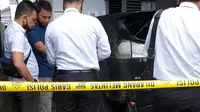 Petugas kepolisian mendatangi TKP pembakaran mobil ketua YARA Langsa (Liputan6.com/Ist)