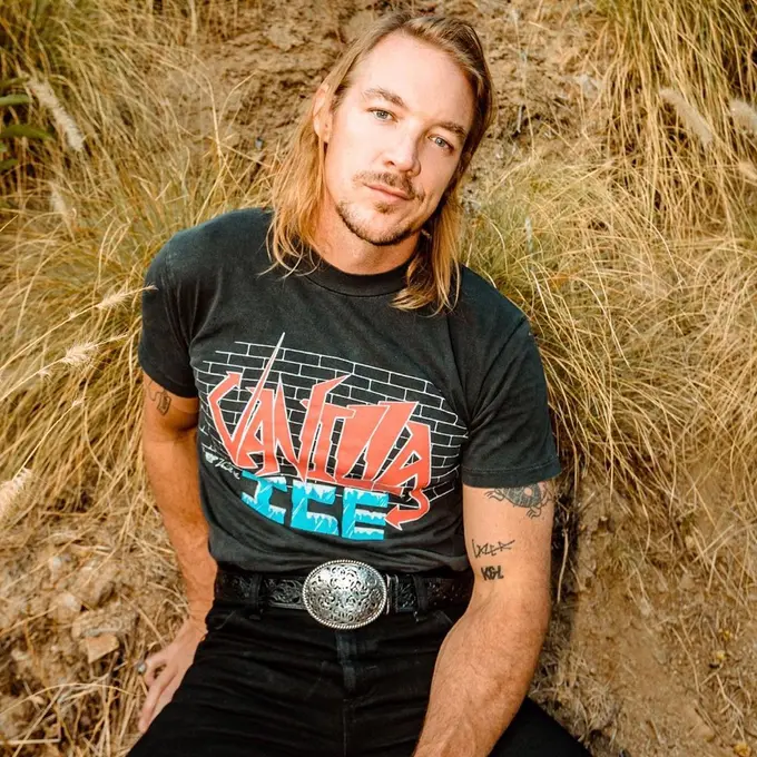 Bukannya masker yang menutup hidung dan mulut, Diplo malah mengenakan sheet mask perawatan wajah.  (Instagram/ diplo)