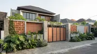 7 Inspirasi Rumah dengan Pagar Warna Terracotta yang Terlihat Hangat dan Elegan