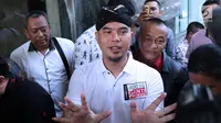 Seniman, Dhani Ahmad Prasetyo jelang membuat pelaporan tentang dugaan persekusi di Bareskrim Mabes Polri Gedung KKP, Jakarta, Jumat (19/10). Dhani Ahmad merasa mendapat perlakuan persekusi saat berada di Surabaya. (Liputan6.com/Helmi Fithriansyah)