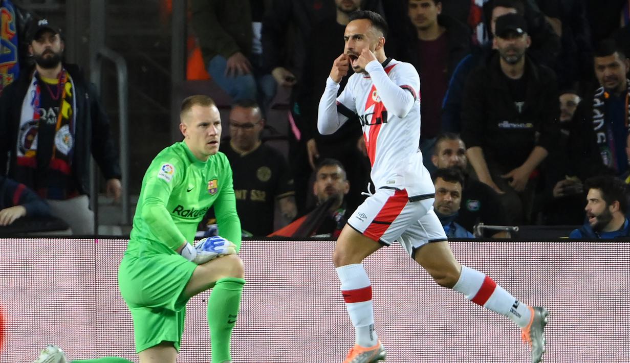 Alvaro Garcia. Sayap kiri Spanyol berusia 29 tahun yang sejak awal musim 2018/2019 membela Rayo Vallecano usai didatangkan dari Cadiz dengan nilai transfer 4,5 juta euro ini tercatat memiliki kecepatan berlari paling cepat di Liga Spanyol musim 2021/2022 lalu yang mencapai 35,4 km/jam. Kecepatannya setara dengan striker Athletic Bilbao Inaki Williams. Dengan kelebihannya, ia mampu tampil enerjik yang menjadi kunci kesuksesan Rayo Vallecano finis di posisi ke-12 klasemen akhir Liga Spanyol musim 2021/2022. Bersama Rayo Vallecano ia telah tampil dalam 160 laga di semua ajang dengan torehan 21 gol dan 26 assist. (AFP/Lluis Gene)