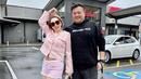 <p>Femmy tampil semakin bahagia setelah menikah dan menetap di New Zealand. Ia tampil drngan tweed jaket pink dipadukan short pants warna serasu dan boots putihnya. (@femmypermatasari)</p>