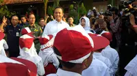  Mendikbud‎ Anies Baswedan meninjau hari pertama masuk sekolah tahun ajaran 2015-2016 di SDN 01 dan 06 Pagi, Lebak Bulus. (Liputan6.com/Nafiysul Qodar)