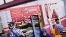 Suasana Kedai Soto Kauman Express Sawangan, Depok, Jawa Barat, Senin (13/5). Selama Ramadan, kedai soto tersebut menyediakan satu paket menu berbuka puasa yang terdiri dari soto, siomay, kurma, dan minuman dingin yang cukup dibayar dengan doa pada secarik kertas. (Liputan6.com/Immanuel Antonius)