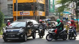 Pengendara sepeda motor melawan arus saat melintas di kolong Stasiun MRT Blok A, Jakarta, Selasa (29/9/2020). Kurangnya sanksi tegas bagi pelanggar lalu lintas membuat sebagian pemotor nekat melawan arus di jalur satu arah itu, meski dapat membahayakan keselamatan. (Liputan6.com/Immanuel Antonius)