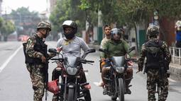 Militer Nepal juga memberlakukan pembatasan aktivitas warga dan memberlakukan jam malam serta memulai pembicaraan dengan para pemimpin demonstran. (PRABIN RANABHAT/AFP)