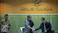 Wakil Ketua Sementara (KY) Farid Wadji bersalaman dengan Kepala pusat analisis dan layanan informasi Roejito usai konferensi pers di Gedung Komisi Yudisial, Jakarta, Kamis (4/2). (Liputan6.com/Faizal Fanani)