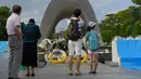 Seorang wanita berdoa untuk korban bom atom di Peace Memorial Park di Hiroshima, Jepang (5/8). Dalam sejarahnya, pengeboman Hiroshima menewaskan sekitar 140 ribu orang saat itu dan akibat kebakaran radiasi tidak lama setelahnya. (AP Photo/Mari Yamaguchi)