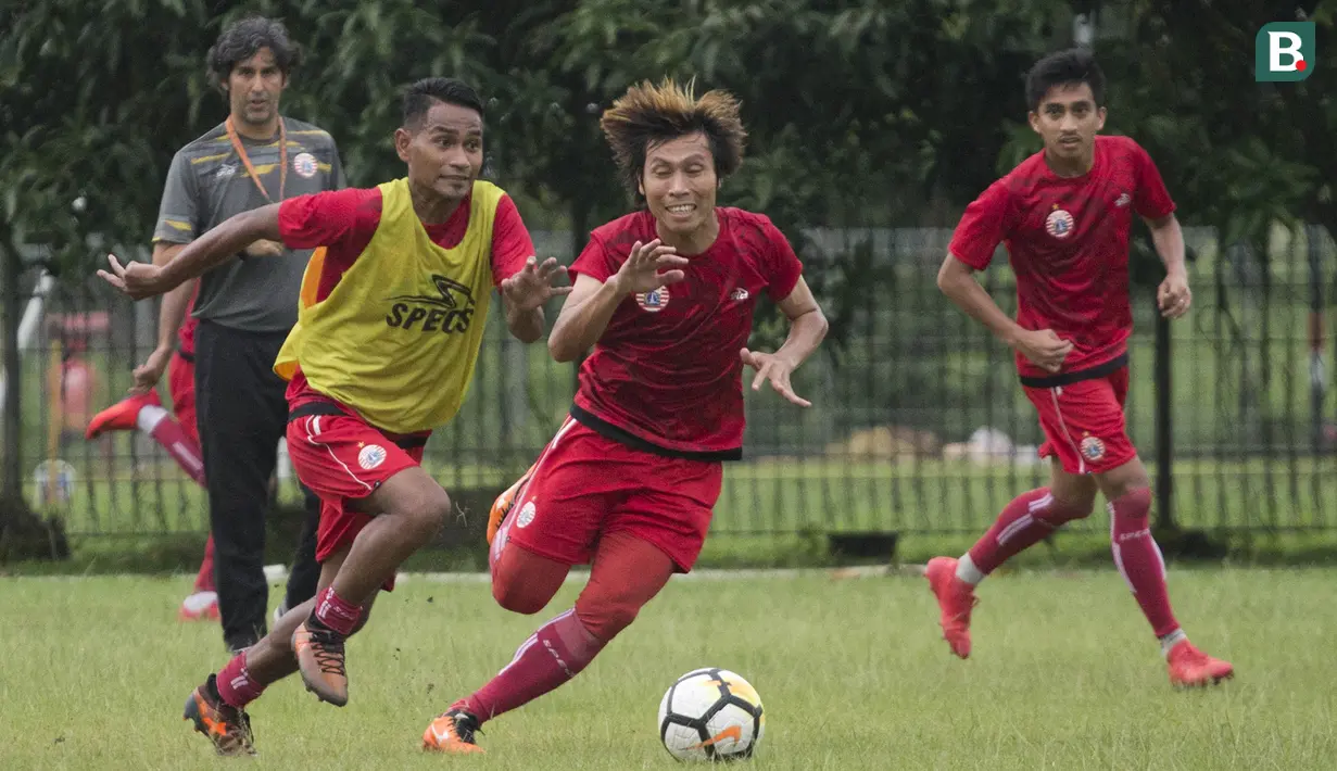 Pemain Persija Jakarta, Ramdani Lestaluhu, berebut dengan Asri Akbar, saat latihan di Lapangan Sutasoma Halim, Jakarta, Sabtu (3/3/2018). Latihan ini digelar sebelum berangkat ke Vietnam untuk melawan SLNA pada Piala AFC. (Bola.com/Asprilla Dwi Adha)