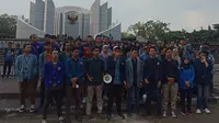 Aliansi BEM Seluruh Indonesia dan Poros Revolusi Mahasiswa Bandung memberikan pernyataan sikap di depan Monumen Perjuangan Rakyat Jawa Barat, Kota Bandung, Kamis (17/10/2019). (Liputan6.com/Huyogo Simbolon)