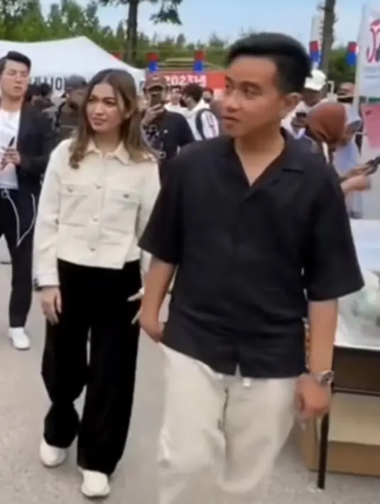 Selvi juga mengenakan atasan lengan panjang putih berkantung dipadukan celana hitamnya. Dipadukan sneakers putihnya. [@selvi_ananda]