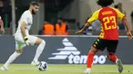 Penyerang Al Ittihad, Karim Benzema (kiri) menggiring bola dari kawalan pemain gelandang Esperance, Ghaith Ouahabi dalam laga Arab Club Champions Cup 2023 di King Fahd Stadium, Jumat (28/7/2023). (AFP Photo)