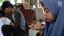 Perajin membuat batik tulis khas Betawi di rumah produksi Keluarga Batik Betawi, Setu Babakan, Jakarta Selatan, Minggu (10/3). Usaha ini sekaligus melestarikan batik tradisional di tengah gempuran batik printing. (merdeka.com/Arie Basuki)