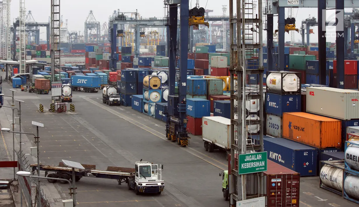 Suasana aktivitas di Terminal Peti Kemas (TPK) Koja, Pelabuhan Tanjung Priok, Jakarta, Selasa (25/10). Manajemen TPK terus meningkatkan produktivitas guna memastikan kegiataan arus barang berjalan lancar di pelabuhan. (Liputan6.com/TPK Koja)