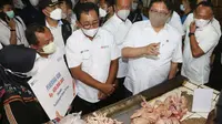 Menko Perekonomian Airlangga Hartarto saat blusukan di Pasar Surabaya. (Dian Kurniawan/Liputan6.com)