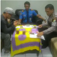 Iwa K saat diperiksa pihak kepolisian Bandara Soekarno Hatta karena kedapatan membawa 3 linting ganja. (Istimewa)