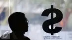 Pengunjung mendatangi tempat penukaran uang di Jakarta, Jumat (9/10/2015). Nilai tukar rupiah terhadap dolar AS pada perdagangan akhir pekan ini, Jumat (9/10/2015) mengalami penguatan, bahkan bergerak ke level Rp 13.400. (Liputan6.com/Angga Yuniar)