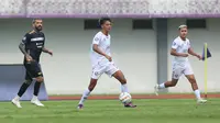 Pemain Arema FC, Achmad Maulana Syarif menggiring bola pada laga pekan pertama BRI Liga 1 2023/2024 antara Dewa United melawan Arema FC di Stadion Indomilk, Tangerang, Minggu (2/7/2023). (Bola.com/Bagaskara Lazuardi)