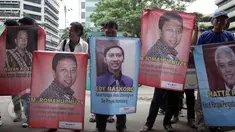 Sejumlah demonstran mendatangi kantor KPK, Jakarta, Rabu (10/6/2015). Massa yang tergabung dalam Komite Anti Korupsi Indonesia (KAKI) memberikan somasi kepada KPK terkait penelantaran kasus tindak pidana korupsi. (Liputan6.com/Helmi Afandi)