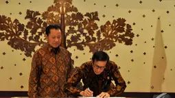 Menkum HAM Yosanna Laoly menandatangani nota berita acara didampingi Mantan Menkum HAM Amir Syamsuddin saat serah terima jabatan, Jakarta, Senin (27/10/2014). (Liputan6.com/Miftahul Hayat)