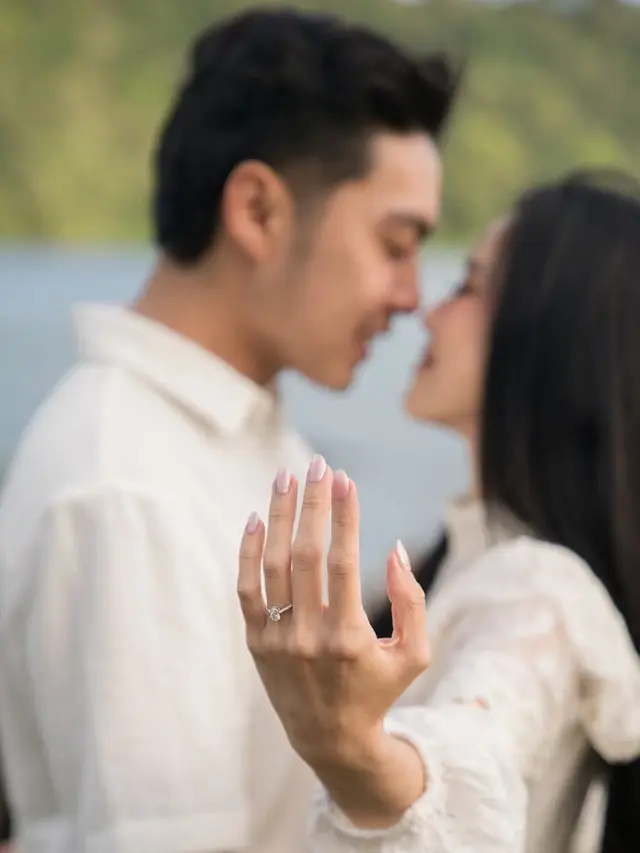 Jessica Jane Dilamar Kekasih di Danau. [@jessicajane99]