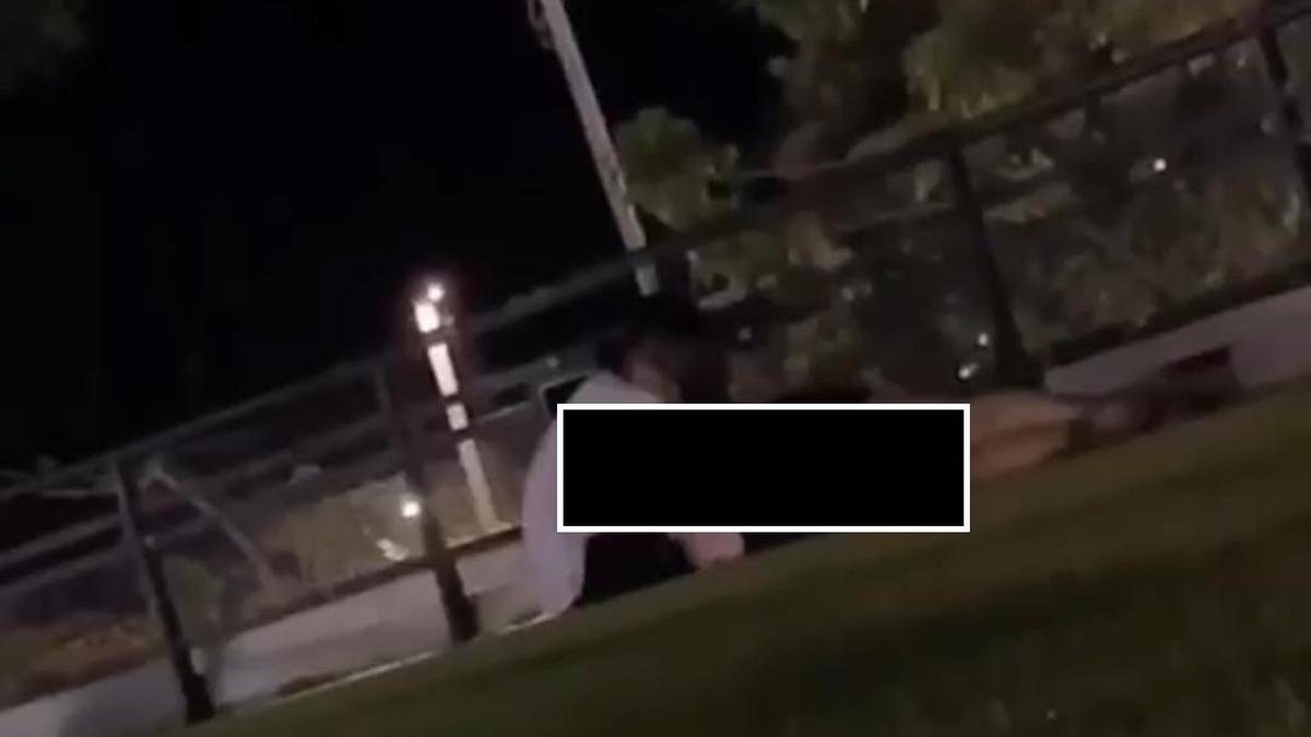 Viral Video Sejoli Bermesraan di Alun-alun Kota Tuban