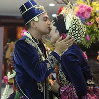 Manusia harus tetap berusaha ketika memilih jodohnya meskipun Tuhan telah mencatat siapa jodoh itu. Ridwan Ghani memilih dan mempersunting Adhitya Putri ternyata punya banyak alasan yang berlandaskan tuntutan Nabi Muhammad SAW.  (Nurwahyunan/Bintang.com)
