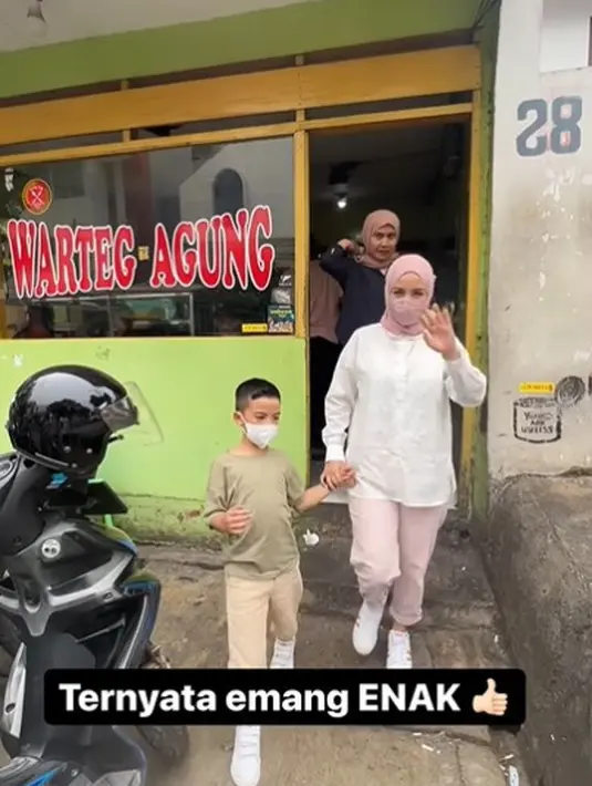Tya Ariestya, dan Kanaka merasakan enaknya makan di warteg, sampai kekenyangan. (Foto: Instagram/@tya_ariestya)