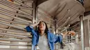 Sering tampil anggun, aktris sekaligus model ini juga bisa tampil swag dan keren saat pakai jaket denim. Terlebih, wajahnya yang dirias dengan makeup tipis memberikan sisi natural look. (Liputan6.com/IG/@febbyrastanty)