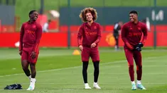 Pemain Manchester United Kobbie Mainoo (kiri), Hannibal Mejbri (tengah), dan Marcus Rashford (kanan) menghadiri sesi latihan tim di Trafford Training Center, Carrington, Inggris, Senin (23/10/2023). Manchester United bermain melawan Copenhagen dalam pertandingan sepak bola Grup A Liga Champions. (Nick Potts/PA via AP)