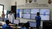 Ruangan Command Center Polrestro Depok mencatat pelanggar yang terekam kamera ETLE. (Liputan6.com/Dicky Agung Prihanto)