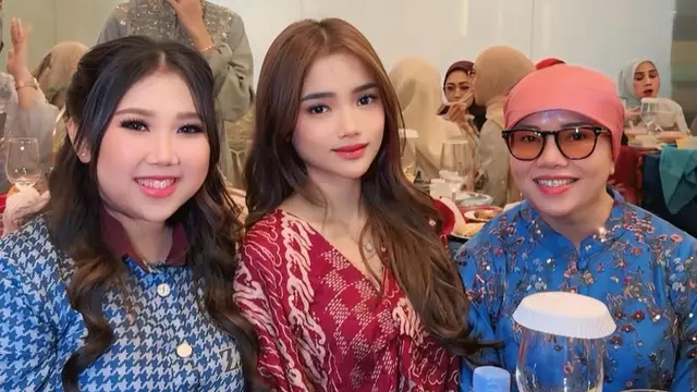 Fuji An Kenakan Kaftan Batik saat Bukber Bersama Artis Senior.