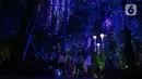 Warga mengunjungi Jakarta Lights Festival di Taman Sumenep, Jakarta, Jumat (23/12/2022). Pemprov DKI Jakarta menggelar acara Jakarta Lights Festival sebagai rangkaian perayaan Natal dan Tahun Baru (Nataru) 2023. (Liputan6.com/Herman Zakharia)